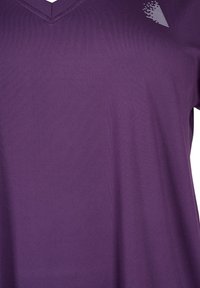Active by Zizzi LOCKERES V-AUSSCHNITT - T-Shirt basic - purple pennant