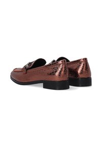 Bronzen faux leren loafers met een gestructureerde afwerking, decoratieve gesp en een lage zwarte hak. Heeft een ronde neus en een instapdesign.