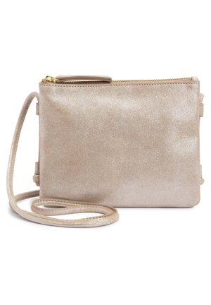 Lille rektangulær metallic beige crossbody-taske med tynd rem og lynlås i toppen på hvid baggrund.