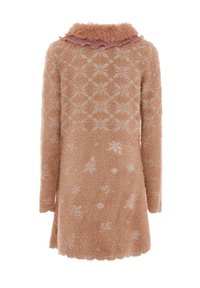 Puszysty, jasnoróżowy płaszcz z długimi rękawami, wzorzystą teksturą, ozdobnym kołnierzem i falbaniastym dołem, z kwiatowymi błyskotkami rozsianymi po całej powierzchni.