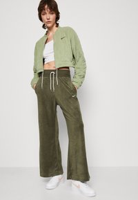 Nike Sportswear LEG PANT - Treniņtērpa apakšdaļas - cargo khaki/oil green