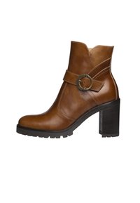 Bruine leren enkellaars met een ronde neus, decoratieve riem en ronde metalen gesp, chunky gestructureerde hak en rubberen zool.