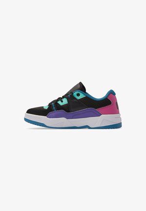 Schwarzer Sport-Schuh mit türkisfarbenen, lila und pinken Akzenten. Verfügt über ein Obermaterial aus Mesh, einen gepolsterten Schaft und eine strukturierte weiße Sohle.