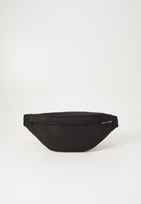 Riñonera negra de nylon con un diseño curvado, cierre de cremallera y etiqueta con el logo. Presenta una textura suave y una forma compacta para el almacenamiento.