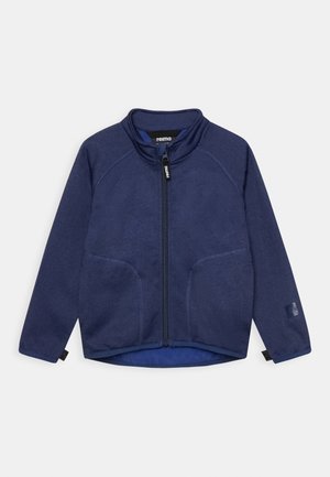 Marineblauwe ritssluitingjack gemaakt van zachte, gestructureerde fleece, met twee voorzakken, raglanmouwen en een hoge kraag.