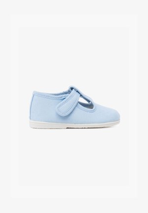 Botte en toile bleu clair avec bout rond, découpes sur le côté et fermeture à sangle avec bouton assorti. Semelle en caoutchouc blanche.
