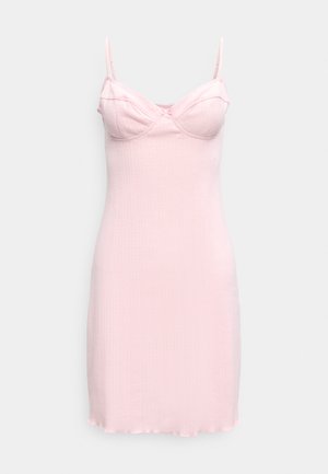 Φόρεμα-σλίπ από ριμπ πλεκτό ύφασμα σε ανοιχτό ροζ χρώμα, με ρυθμιζόμενες λεπτές τιράντες, εφαρμοστά cups και μικρό φιόγκο στο κέντρο μπροστά.