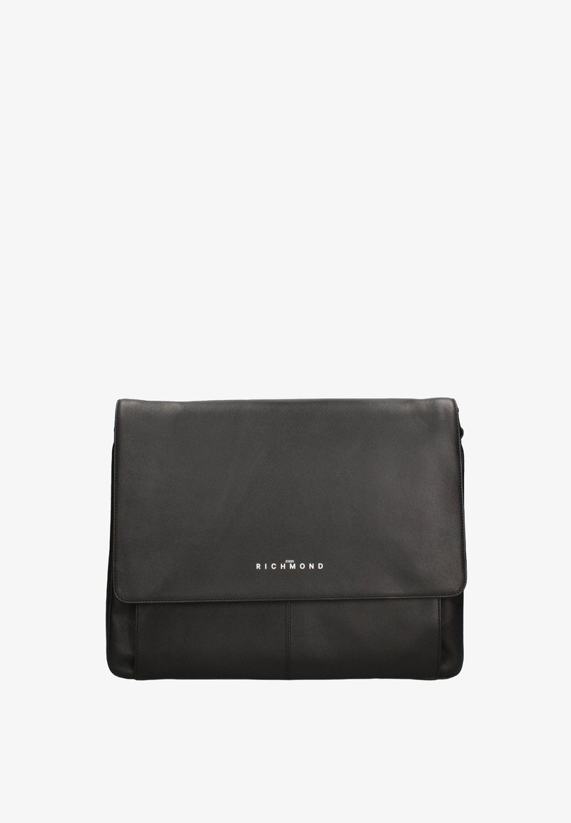 Borsa a tracolla nera in pelle con una superficie liscia, patta pieghevole e dettagli in metallo argentato. Presenta il nome del marchio "RICHMOND" in lettere bianche.