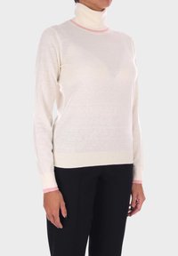 Maglione bianco a collo alto con accenti rosa sul colletto e sui polsini; texture morbida, design aderente, maniche lunghe e orlo a coste.