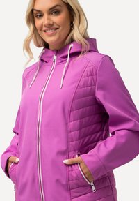 Fialová zipová bunda s kapucí, prošívanými bočními panely a dvojicí kapsiček na ruce. Hladká tkanina s kontrastními texturami.