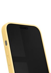 Funda amarilla para teléfono que rodea una pantalla negra, con botones en el lateral, textura suave y un corte en la parte superior para la cámara.