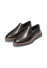Un paio di mocassini slip-on in pelle marrone scuro con punte arrotondate e rifiniture in marrone chiaro su suole in gomma nera, posizionati su uno sfondo bianco.