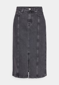 Svart denim midi kjol med en framslits, rak passform, kontrasterande sömmar och en femfickedesign. Har en knapplåsning och dragkedja.
