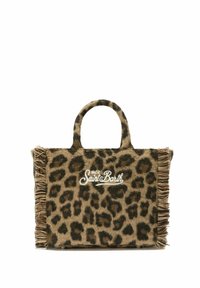 Bolso de mano con estampado de leopardo, acabado texturizado parecido al pelo, detalles de flecos y asas dobles. Presenta el logo blanco de 'MC2 Saint Barth'.