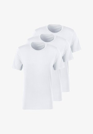 Drie eenvoudige witte t-shirts van katoen. Korte mouwen, ronde halslijnen en een gladde textuur. Geen patronen of logo's zichtbaar.