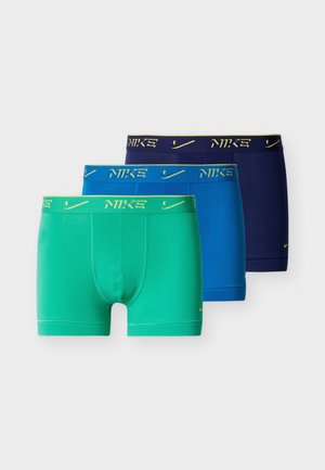 Tres bóxers para hombre en verde, azul real y azul marino, cada uno con un logo amarillo de Nike en la pretina y la parte inferior de la pierna.