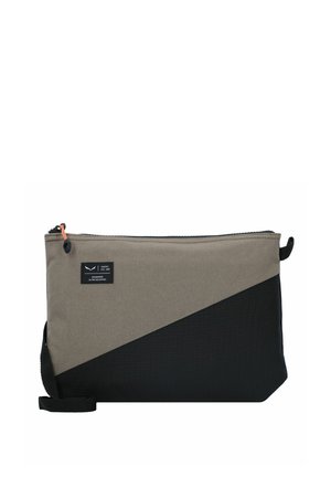 Funda rectangular con tela gris y negra, diseño de bloques de color en diagonal, cierre de cremallera y una pequeña etiqueta de marca en la parte frontal.