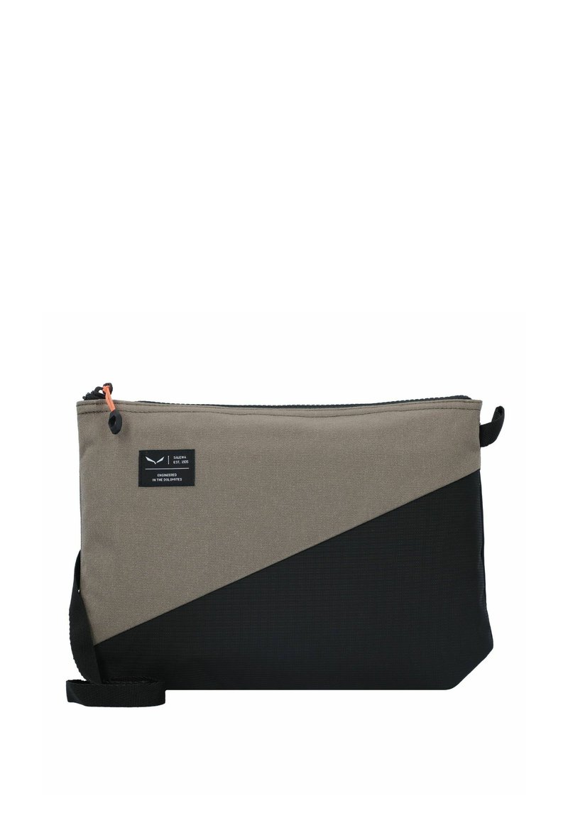 Funda rectangular con tela gris y negra, diseño de bloques de color en diagonal, cierre de cremallera y una pequeña etiqueta de marca en la parte frontal.
