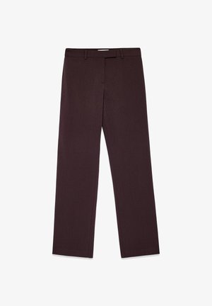 Tumši brūnas taisnas bikses ar jostas cilpām un noslēptu priekšējo aizdari, noliktas plakani uz balta fona.