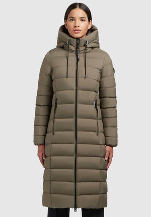 Manteau matelassé vert olive avec capuche, doté de panneaux cousus horizontaux, de poches latérales zippées et d'une fermeture à glissière sur le devant.