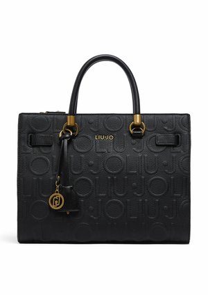 Sac à main en cuir noir avec motif embossé "LIU JO", deux poignées supérieures, ferrures dorées et un pendentif doré suspendu avec les initiales du logo.