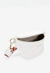 Funda de imitación de cuero blanca con forma redondeada, cremallera dorada y una correa multicolor con un patrón geométrico. Bolsillo interior visible.