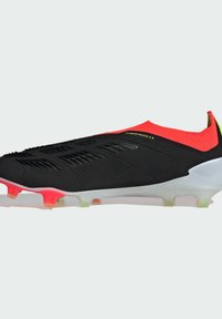 Botte de football noire avec une surface texturée et des accents roses. Design élégant, silhouette basse et crampons translucides multicolores.