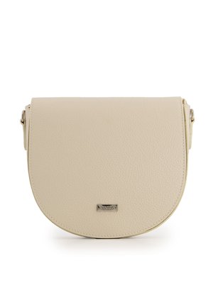 Beige Leder-Umhängetasche mit abgerundetem Klappdesign, strukturierter Oberfläche und silberfarbenen Beschlägen. Enthält einen verstellbaren Riemen.