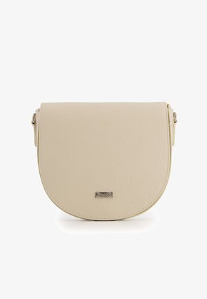 Beige læder crossbody taske med et afrundet flapdesign, tekstureret overflade og hardware i sølvfarve. Inkluderer en justerbar rem.