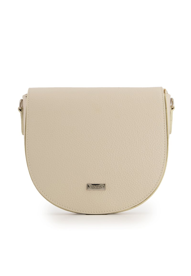 Beige Leder-Umhängetasche mit abgerundetem Klappdesign, strukturierter Oberfläche und silberfarbenen Beschlägen. Enthält einen verstellbaren Riemen.
