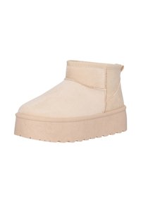 Botas de tobillo beige con una textura suave similar al ante, puntera redonda y suela de plataforma gruesa con borde estriado. Diseño minimalista con costuras sutiles.