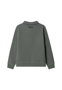 Jersey de algodón verde con mangas largas y cuello. Presenta puños y dobladillo acanalados, con un logo de la marca bordado en la parte posterior del cuello.