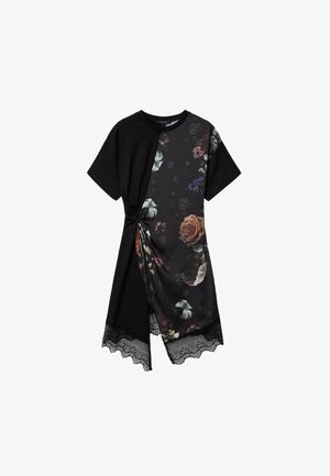 Czarna sukienka z krótkim rękawem, z panelem w kwiatowy wzór, detalem w postaci węzła z boku oraz koronkową lamówką przy asymetrycznym dole.