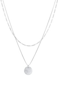 Collier argenté multi-couches comprenant deux chaînes, un pendentif rond texturé et des styles de maillons variés pour plus de détails.