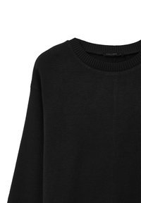 Schwarzer Pullover mit rundem Halsausschnitt, der eine gerippte Textur am Kragen aufweist. Hergestellt aus weichem Stoff mit einer lockeren Passform und langen Ärmeln.