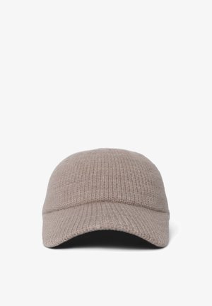 Beżowa dziergana czapka z usztywnionym daszkiem i prążkowanym wzorem, z gładką koroną i bez widocznych logo lub ozdób.
