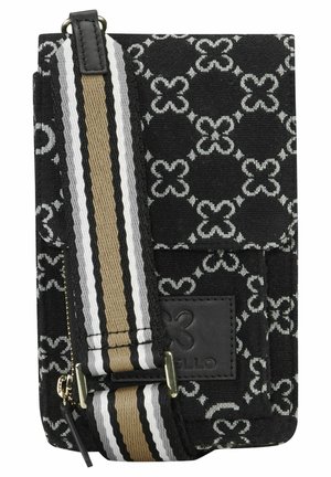 Schwarze Stofftasche mit floralem Muster, ausgestattet mit einem gestreiften Trageriemen in Braun, Weiß und Schwarz. Enthält einen Reißverschluss und ein Lederakzent.