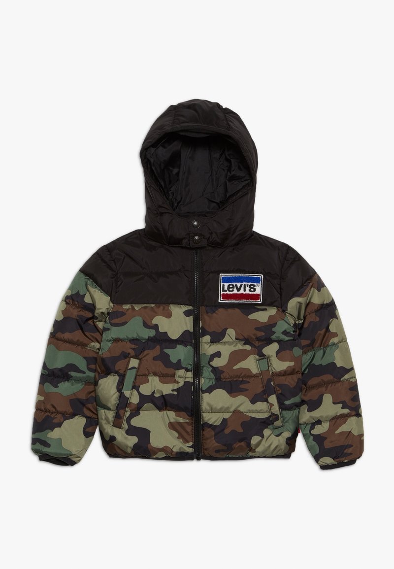 Camouflage-dunjakke med sort hætte og øvre sektion, lynlås lukning og Levi's logo patch på brystet. Blød, quiltet tekstur.