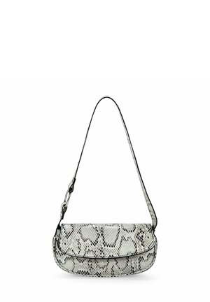 Bolso de mano con estampado de serpiente en blanco y negro, con forma curvada, cierre de solapa y una delgada correa para el hombro con acentos de hardware metálico.