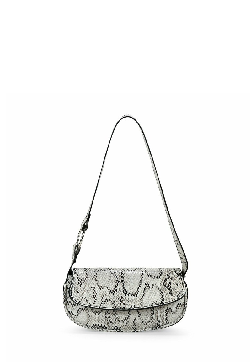 Bolso de mano con estampado de serpiente en blanco y negro, con forma curvada, cierre de solapa y una delgada correa para el hombro con acentos de hardware metálico.