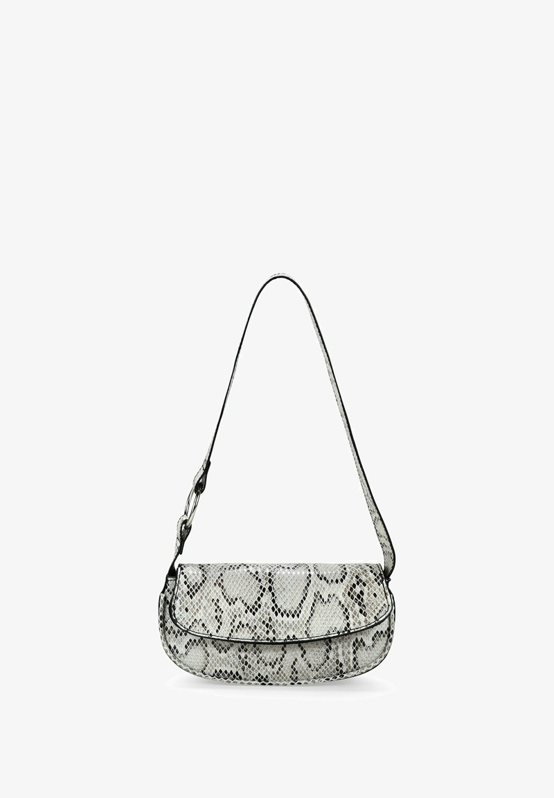 Bolso de mano con estampado de serpiente en blanco y negro, con forma curvada, cierre de solapa y una delgada correa para el hombro con acentos de hardware metálico.