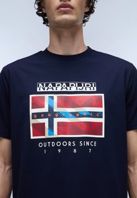 Napapijri Triko s potiskem - blu marine