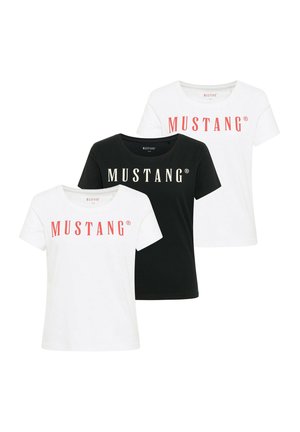 Drei kurzärmelige T-Shirts in Weiß und Schwarz, jeweils mit „MUSTANG“ in fetten Großbuchstaben auf der Brust bedruckt.