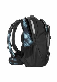 Sac à dos noir avec un motif géométrique bleu, dos rembourré, bretelles ajustables et plusieurs compartiments zippés pour le rangement.