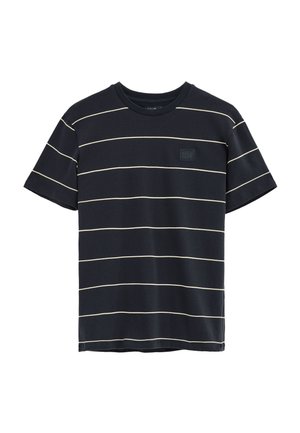 Schwarzes kurzärmeliges T-Shirt mit dünnen weißen horizontalen Streifen und kleinem schwarzem Patch-Logo auf der linken Brust.