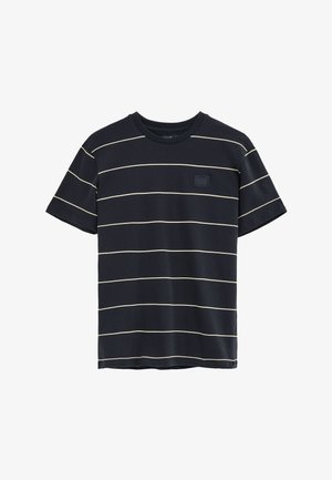 T-shirt noir à manches courtes avec fines rayures blanches horizontales et petit logo noir en patch sur la poitrine gauche.