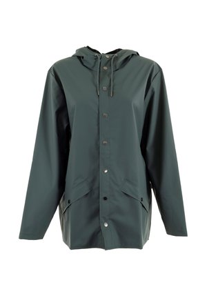 Chaqueta de lluvia verde oscuro, resistente al agua, con capucha, botones a presión, dos bolsillos laterales y un corte relajado. Textura suave y mate.