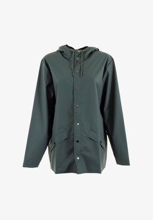 Chaqueta de lluvia verde oscuro, resistente al agua, con capucha, botones a presión, dos bolsillos laterales y un corte relajado. Textura suave y mate.