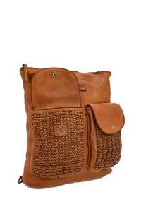 Bruine leren tas met een geweven voorpaneel, rits bovenaan en twee voorzakken met drukknoopsluitingen. Gestructureerd oppervlak en gedetailleerde stiksels.