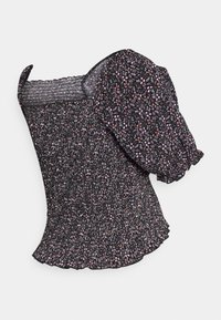 Blusa preta floral com corpete franzido, mangas bufantes e bainha recortada. Os padrões incluem pequenas flores rosas e brancas.